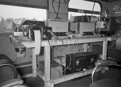 841101 Afbeelding van de meetapparatuur in het electrische treinstel nr. 757 (mat. 1954, plan G) tijdens proefnemingen ...